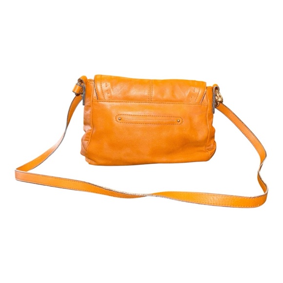 B Makowsky Tan Orange Leather Zip Flap Saddlebag Crossbody Silver hardware B11 - Picture 3 of 11